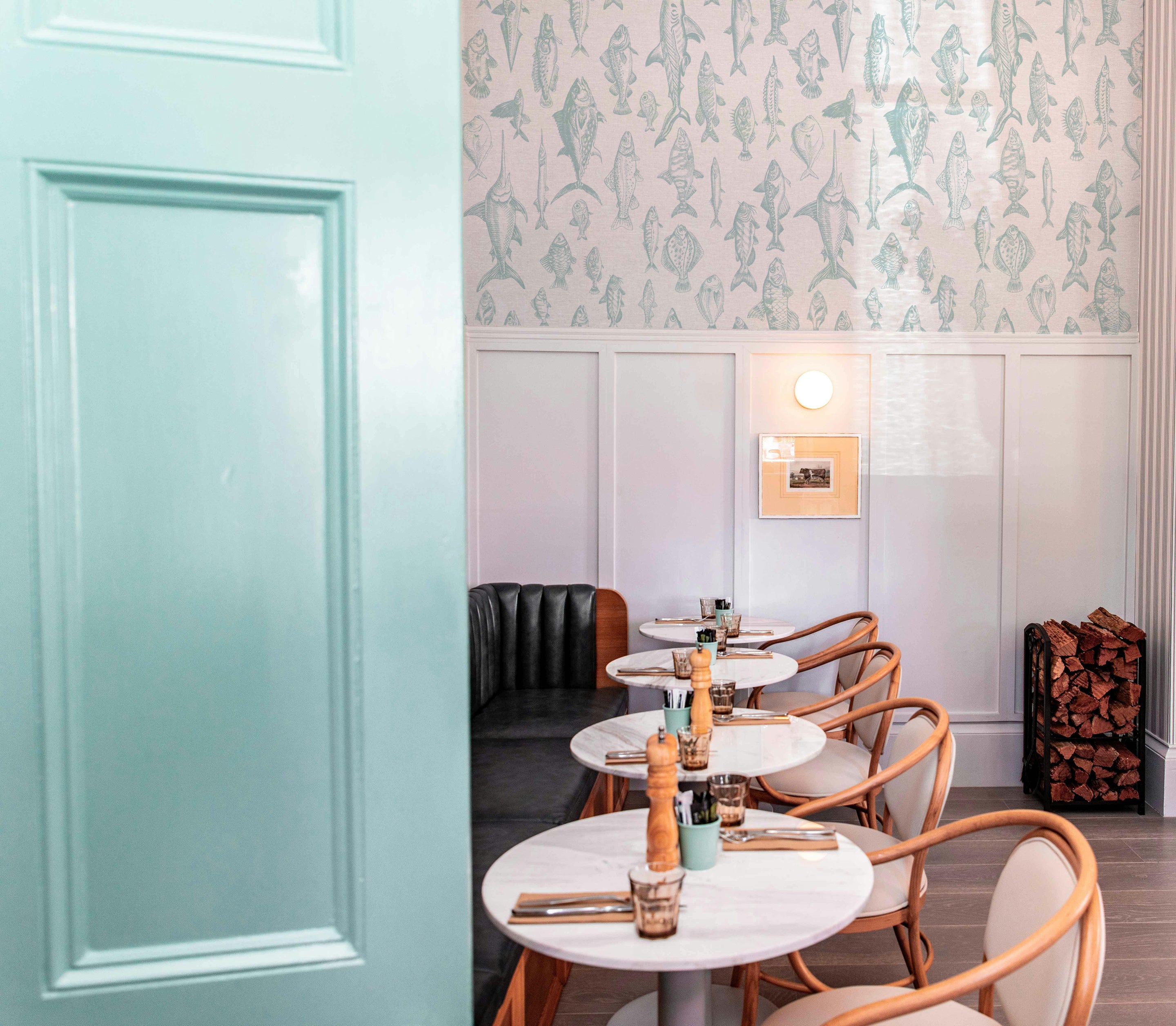 How to Choose the Right Wallpaper for Your Restaurant Theme